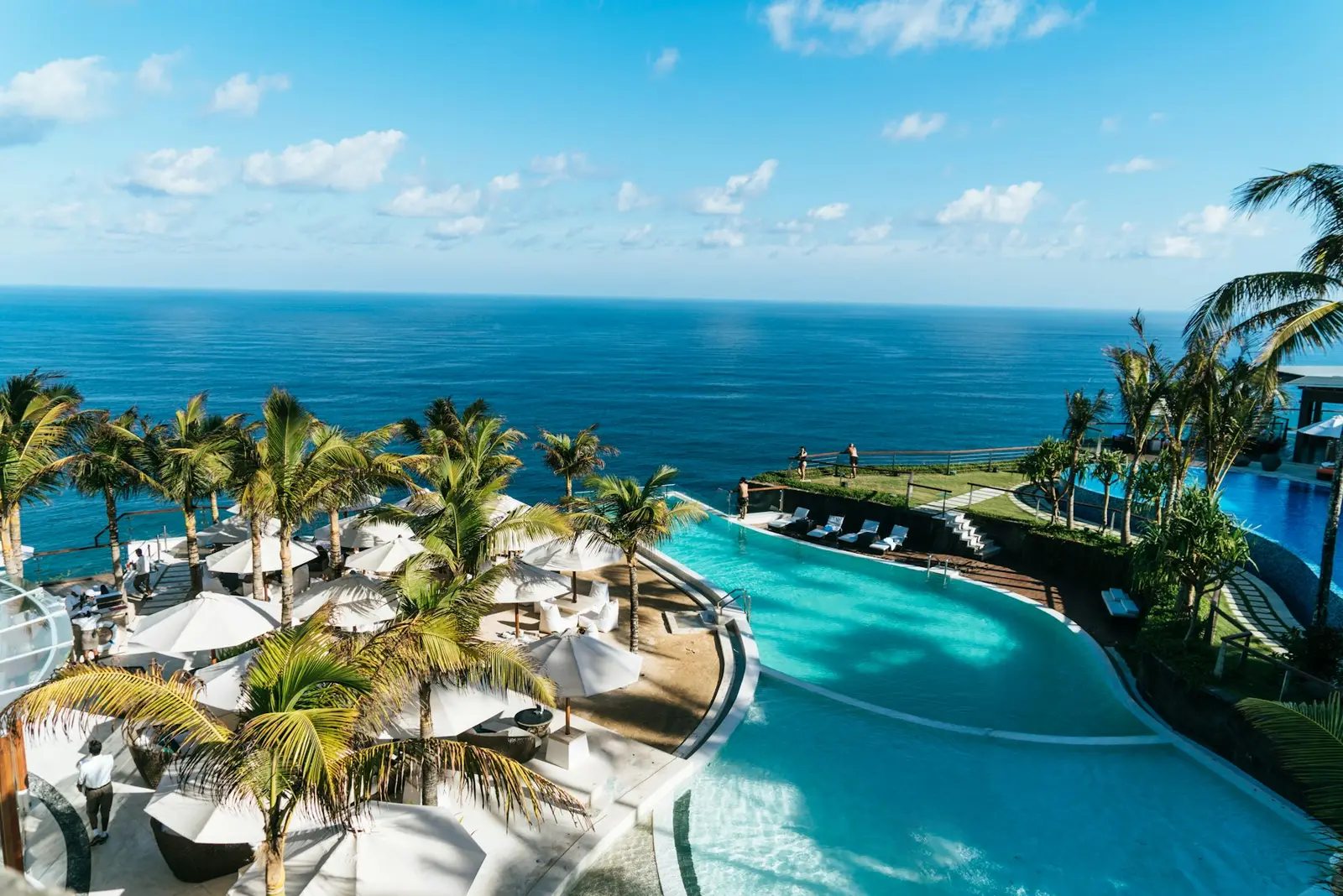Resort con piscina como imagen de ejemplo de una presentación para socios
